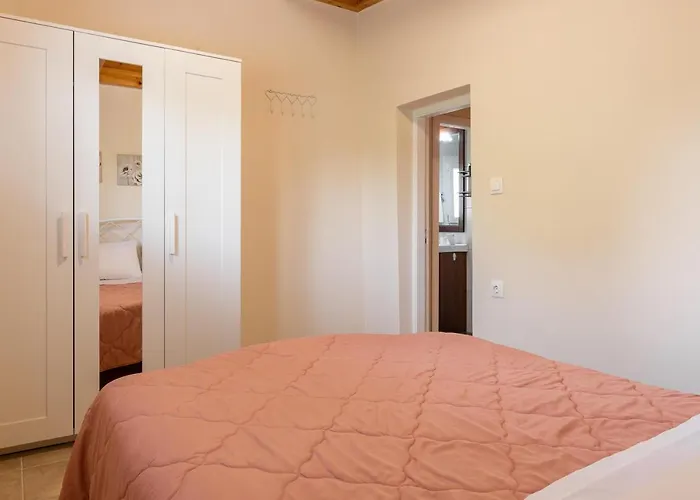 Mikros Paradeisos Daire Theológos